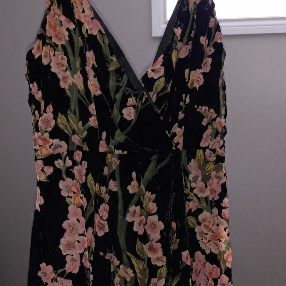Timeless Velvet Flower Dress - Picture 2 of 4